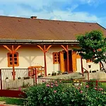 Napsugar Vendeghaz Kır Evi